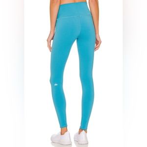 Alo - High waist airbrush leggings in color blue splash